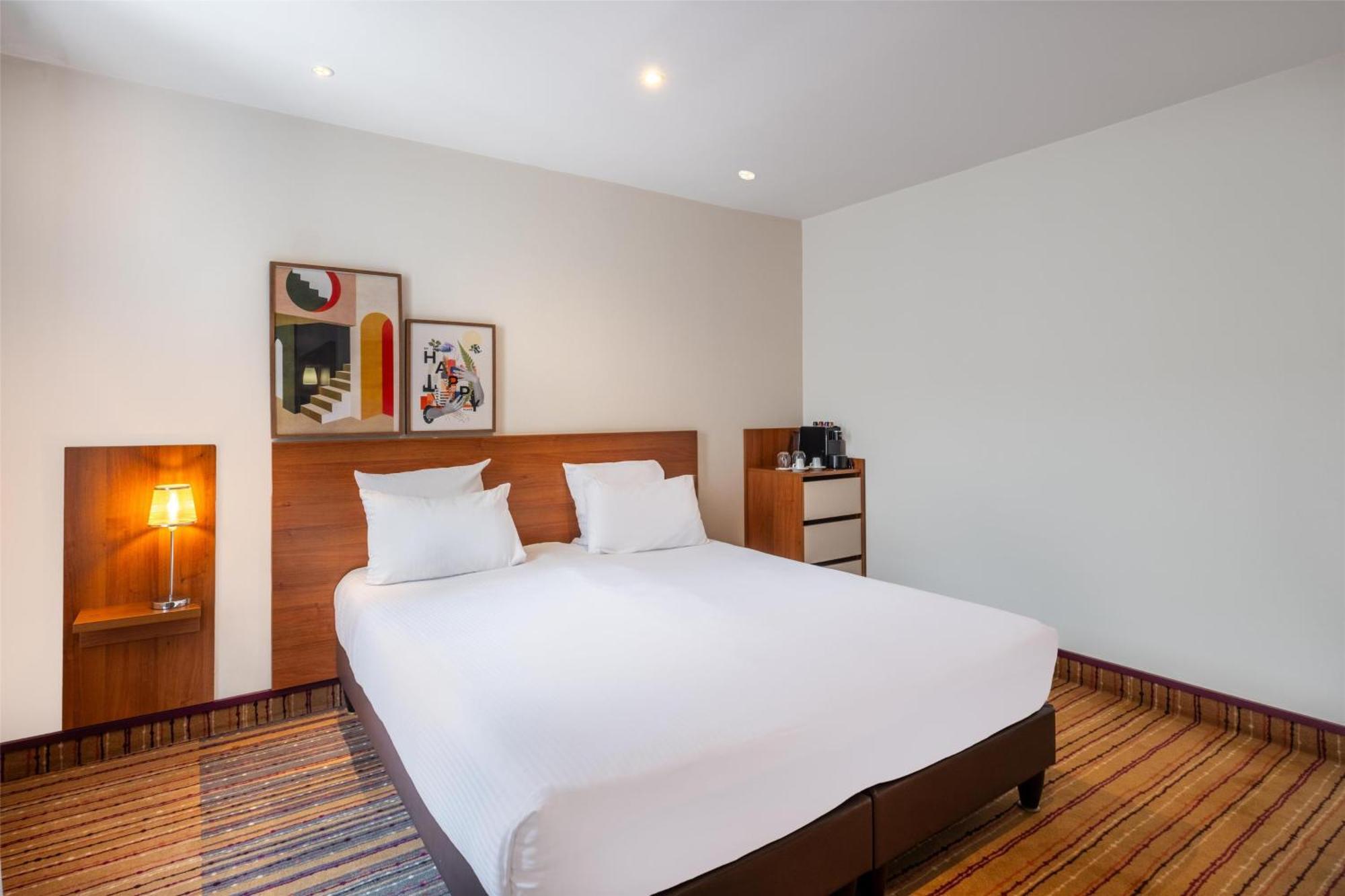Habitación con cama extragrande y sofá cama